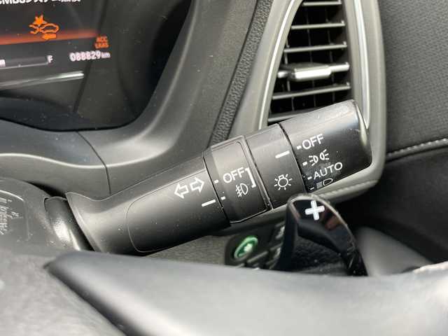 ホンダ ヴェゼル ハイブリッド Z ホンダセンシング 山口県 2017(平29)年 8.9万km クリスタルブラックパール 純正ナビ/DVD/CD/BT/USB/HDMI/フルセグTV/バックカメラ/ハーフレザーシート/前席シートヒーター/純正LEDヘッドライト/純正フォグランプ/オートライト/純正17インチアルミホイール/革巻きステアリング/ステアリングスイッチ/クルーズコントロール/パドルシフト/衝突被害軽減ブレーキ/LKA/横滑り防止/オートパーキングホールド/ルーフレール/スマートキー×２/ビルトインETC/ドライブレコーダー/純正フロアマット/純正ドアバイザー/電動格納ウインカードアミラー(オート機能付き)