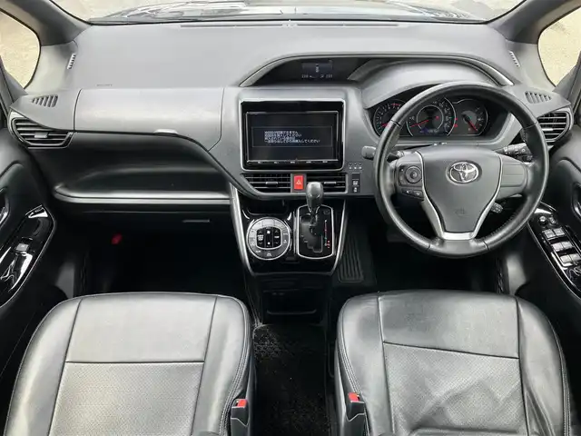 トヨタ ヴォクシー ZS 煌 静岡県 2017(平29)年 4.4万km ボルドーマイカメタリック エンジンスタートボタン/保証書/取扱説明書/記録簿/パワーステアリング/パワーウィンドウ/アイドリングストップ/スマートキー/Wオートエアコン/クルーズコントロール/ETC/USB入力端子/バックカメラ/純正SDナビ（CD.DVD.BT.フルセグ）/3列シート/ドライブレコーダー/ウォークスルー/両側パワースライドドア/純正アルミホイール/ABS/横滑り防止装置/レーンキープアシスト/オートライト/オートマチックハイビーム/Wエアバック/衝突軽減システム/合皮シートカバー