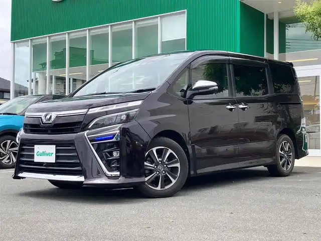 トヨタ ヴォクシー ZS 煌 静岡県 2017(平29)年 4.4万km ボルドーマイカメタリック エンジンスタートボタン/保証書/取扱説明書/記録簿/パワーステアリング/パワーウィンドウ/アイドリングストップ/スマートキー/Wオートエアコン/クルーズコントロール/ETC/USB入力端子/バックカメラ/純正SDナビ（CD.DVD.BT.フルセグ）/3列シート/ドライブレコーダー/ウォークスルー/両側パワースライドドア/純正アルミホイール/ABS/横滑り防止装置/レーンキープアシスト/オートライト/オートマチックハイビーム/Wエアバック/衝突軽減システム/合皮シートカバー