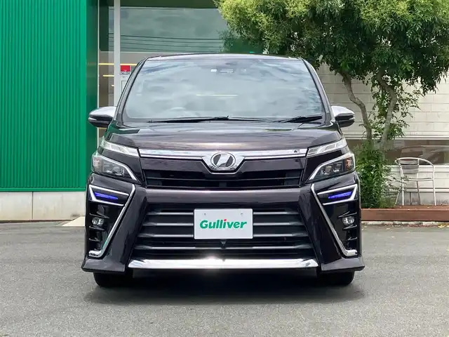 トヨタ ヴォクシー ZS 煌 静岡県 2017(平29)年 4.4万km ボルドーマイカメタリック エンジンスタートボタン/保証書/取扱説明書/記録簿/パワーステアリング/パワーウィンドウ/アイドリングストップ/スマートキー/Wオートエアコン/クルーズコントロール/ETC/USB入力端子/バックカメラ/純正SDナビ（CD.DVD.BT.フルセグ）/3列シート/ドライブレコーダー/ウォークスルー/両側パワースライドドア/純正アルミホイール/ABS/横滑り防止装置/レーンキープアシスト/オートライト/オートマチックハイビーム/Wエアバック/衝突軽減システム/合皮シートカバー