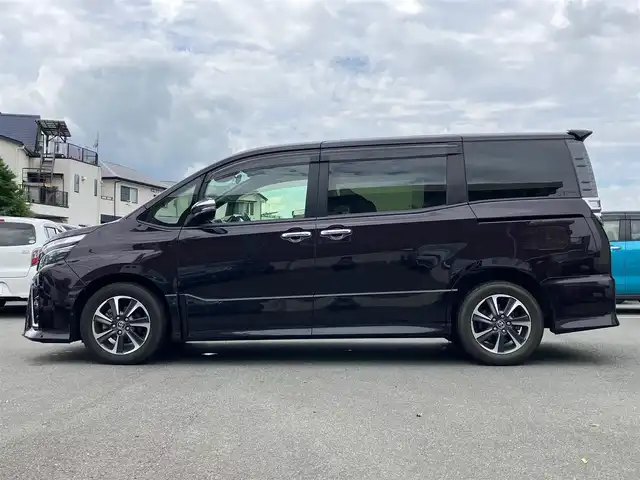 トヨタ ヴォクシー ZS 煌 静岡県 2017(平29)年 4.4万km ボルドーマイカメタリック エンジンスタートボタン/保証書/取扱説明書/記録簿/パワーステアリング/パワーウィンドウ/アイドリングストップ/スマートキー/Wオートエアコン/クルーズコントロール/ETC/USB入力端子/バックカメラ/純正SDナビ（CD.DVD.BT.フルセグ）/3列シート/ドライブレコーダー/ウォークスルー/両側パワースライドドア/純正アルミホイール/ABS/横滑り防止装置/レーンキープアシスト/オートライト/オートマチックハイビーム/Wエアバック/衝突軽減システム/合皮シートカバー