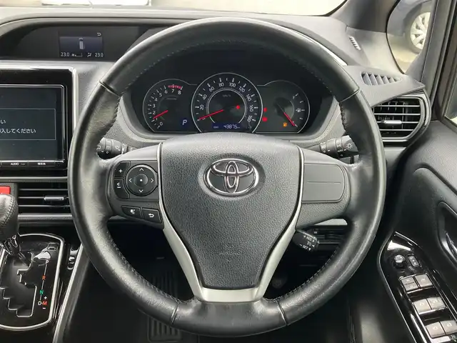 トヨタ ヴォクシー ZS 煌 静岡県 2017(平29)年 4.4万km ボルドーマイカメタリック エンジンスタートボタン/保証書/取扱説明書/記録簿/パワーステアリング/パワーウィンドウ/アイドリングストップ/スマートキー/Wオートエアコン/クルーズコントロール/ETC/USB入力端子/バックカメラ/純正SDナビ（CD.DVD.BT.フルセグ）/3列シート/ドライブレコーダー/ウォークスルー/両側パワースライドドア/純正アルミホイール/ABS/横滑り防止装置/レーンキープアシスト/オートライト/オートマチックハイビーム/Wエアバック/衝突軽減システム/合皮シートカバー