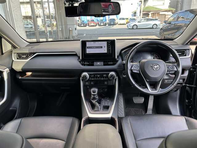 トヨタ ＲＡＶ４ G 大阪府 2020(令2)年 3.2万km アティチュードブラックマイカ 純正7インチナビ/（フルセグ／ＢＴ／ＣＤ／ＤＶＤ）/レーダークルーズコントロール/バックモニター/ブラインドスポットモニター/コーナーセンサー/衝突被害軽減システム/レーンキープアシスト/電動リアゲート/レザーシート（黒）/運転席パワーシート/前席パワーシート/運転席メモリーシート/ハンドルヒーター/４WD/前後ドライブレコーダー/ETC/純正１８インチＡＷ/保証書/取扱説明書/スペアキーX1