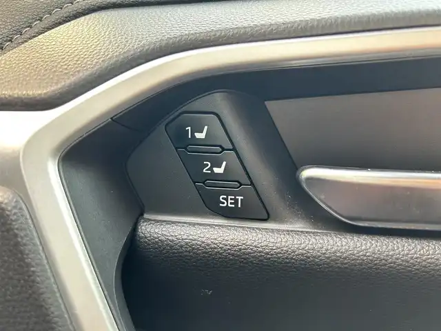 トヨタ ＲＡＶ４ G 大阪府 2020(令2)年 3.2万km アティチュードブラックマイカ 純正7インチナビ/（フルセグ／ＢＴ／ＣＤ／ＤＶＤ）/レーダークルーズコントロール/バックモニター/ブラインドスポットモニター/コーナーセンサー/衝突被害軽減システム/レーンキープアシスト/電動リアゲート/レザーシート（黒）/運転席パワーシート/前席パワーシート/運転席メモリーシート/ハンドルヒーター/４WD/前後ドライブレコーダー/ETC/純正１８インチＡＷ/保証書/取扱説明書/スペアキーX1