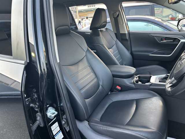 トヨタ ＲＡＶ４ G 大阪府 2020(令2)年 3.2万km アティチュードブラックマイカ 純正7インチナビ/（フルセグ／ＢＴ／ＣＤ／ＤＶＤ）/レーダークルーズコントロール/バックモニター/ブラインドスポットモニター/コーナーセンサー/衝突被害軽減システム/レーンキープアシスト/電動リアゲート/レザーシート（黒）/運転席パワーシート/前席パワーシート/運転席メモリーシート/ハンドルヒーター/４WD/前後ドライブレコーダー/ETC/純正１８インチＡＷ/保証書/取扱説明書/スペアキーX1