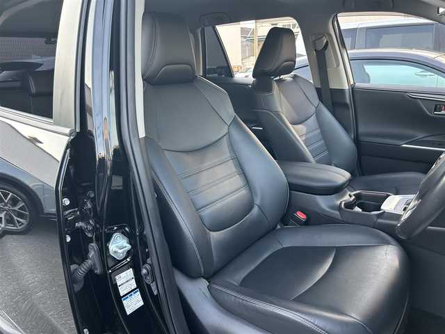 トヨタ ＲＡＶ４ G 大阪府 2020(令2)年 3.2万km アティチュードブラックマイカ 純正7インチナビ/（フルセグ／ＢＴ／ＣＤ／ＤＶＤ）/レーダークルーズコントロール/バックモニター/ブラインドスポットモニター/コーナーセンサー/衝突被害軽減システム/レーンキープアシスト/電動リアゲート/レザーシート（黒）/運転席パワーシート/前席パワーシート/運転席メモリーシート/ハンドルヒーター/４WD/前後ドライブレコーダー/ETC/純正１８インチＡＷ/保証書/取扱説明書/スペアキーX1
