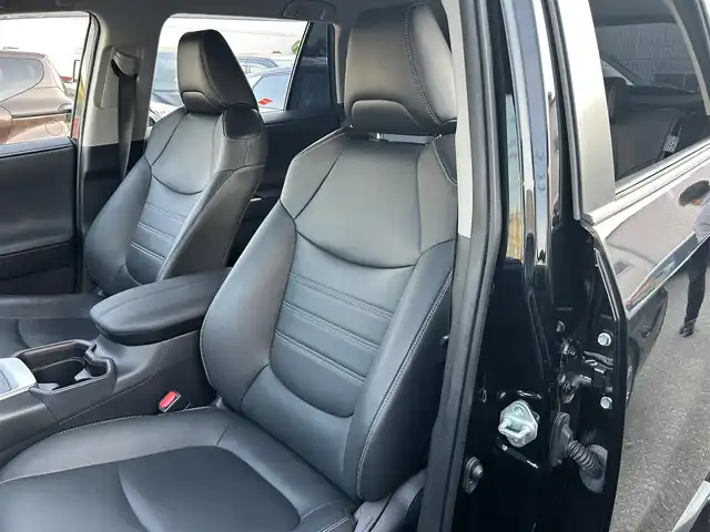 トヨタ ＲＡＶ４ G 大阪府 2020(令2)年 3.2万km アティチュードブラックマイカ 純正7インチナビ/（フルセグ／ＢＴ／ＣＤ／ＤＶＤ）/レーダークルーズコントロール/バックモニター/ブラインドスポットモニター/コーナーセンサー/衝突被害軽減システム/レーンキープアシスト/電動リアゲート/レザーシート（黒）/運転席パワーシート/前席パワーシート/運転席メモリーシート/ハンドルヒーター/４WD/前後ドライブレコーダー/ETC/純正１８インチＡＷ/保証書/取扱説明書/スペアキーX1
