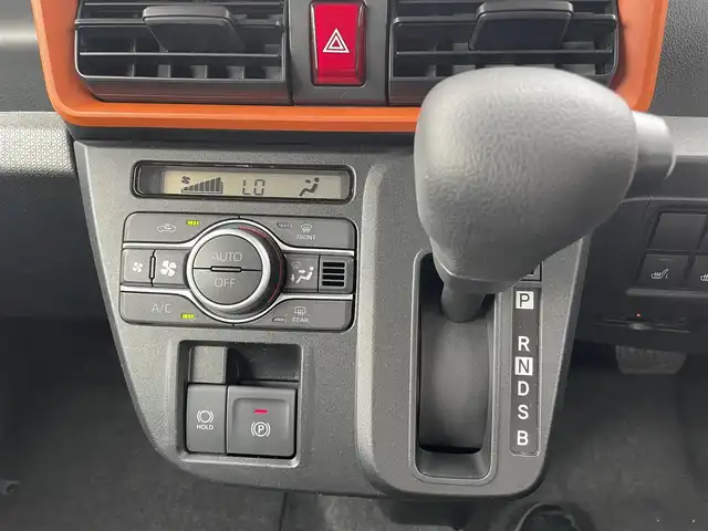 ダイハツ タント ファンクロス 岡山県 2023(令5)年 2.6万km サンドベージュメタリック 純正ナビ　NMZK-W73D/フルセグTV、CD、DVD、Bluetooth、AM、FM/全方位カメラ/両側パワースライドドア/シートバックテーブル/ドライブレコーダー/ロールサンシェード/スマートアシスト