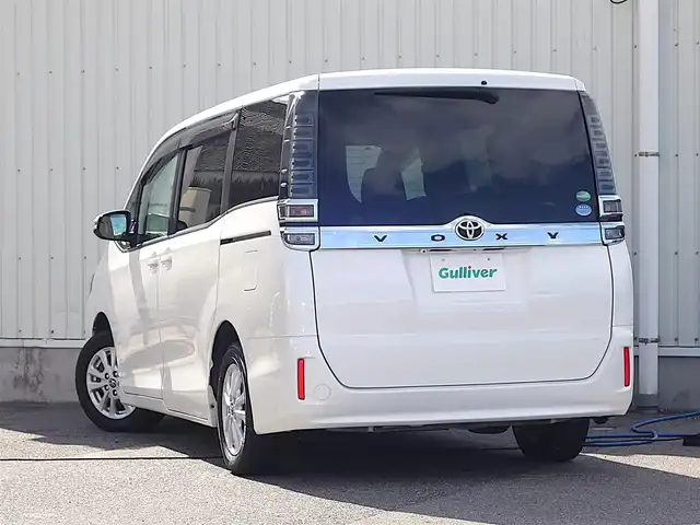 トヨタ ヴォクシー V 山形県 2017(平29)年 6.8万km ホワイトパールクリスタルシャイン 衝突被害軽減システム/フリップダウンモニター/メモリナビ/　　【CD DVD BT フルセグ USB】/バックカメラ/パワースライドドア/クルーズコントロール/LEDオートライト/シートヒーター/純正15インチアルミホイール/アイドリングストップ/ステアリングスイッチ/MTモード付AT/電動格納ウィンカーミラー/フォグランプ/純正フロアマット/スマートキー/ETC