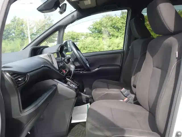 トヨタ ヴォクシー V 山形県 2017(平29)年 6.8万km ホワイトパールクリスタルシャイン 衝突被害軽減システム/フリップダウンモニター/メモリナビ/　　【CD DVD BT フルセグ USB】/バックカメラ/パワースライドドア/クルーズコントロール/LEDオートライト/シートヒーター/純正15インチアルミホイール/アイドリングストップ/ステアリングスイッチ/MTモード付AT/電動格納ウィンカーミラー/フォグランプ/純正フロアマット/スマートキー/ETC