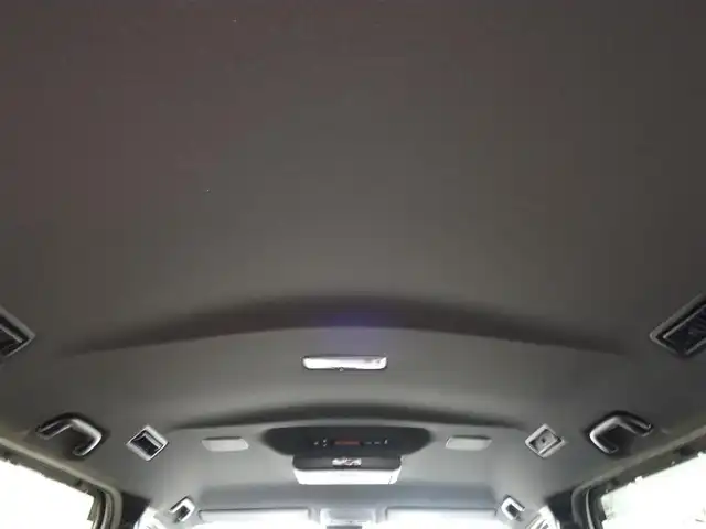 トヨタ ヴォクシー V 山形県 2017(平29)年 6.8万km ホワイトパールクリスタルシャイン 衝突被害軽減システム/フリップダウンモニター/メモリナビ/　　【CD DVD BT フルセグ USB】/バックカメラ/パワースライドドア/クルーズコントロール/LEDオートライト/シートヒーター/純正15インチアルミホイール/アイドリングストップ/ステアリングスイッチ/MTモード付AT/電動格納ウィンカーミラー/フォグランプ/純正フロアマット/スマートキー/ETC
