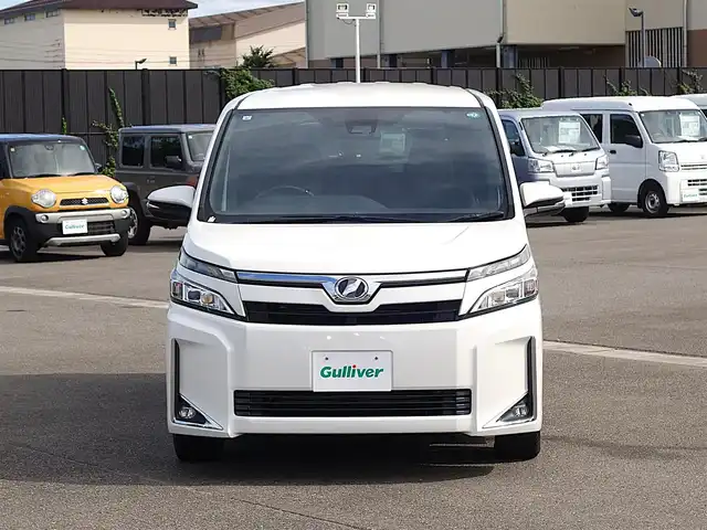 トヨタ ヴォクシー V 山形県 2017(平29)年 6.8万km ホワイトパールクリスタルシャイン 衝突被害軽減システム/フリップダウンモニター/メモリナビ/　　【CD DVD BT フルセグ USB】/バックカメラ/パワースライドドア/クルーズコントロール/LEDオートライト/シートヒーター/純正15インチアルミホイール/アイドリングストップ/ステアリングスイッチ/MTモード付AT/電動格納ウィンカーミラー/フォグランプ/純正フロアマット/スマートキー/ETC