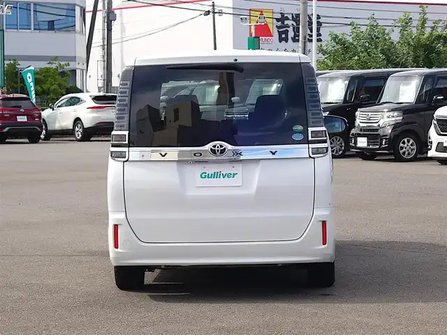 トヨタ ヴォクシー V 山形県 2017(平29)年 6.8万km ホワイトパールクリスタルシャイン 衝突被害軽減システム/フリップダウンモニター/メモリナビ/　　【CD DVD BT フルセグ USB】/バックカメラ/パワースライドドア/クルーズコントロール/LEDオートライト/シートヒーター/純正15インチアルミホイール/アイドリングストップ/ステアリングスイッチ/MTモード付AT/電動格納ウィンカーミラー/フォグランプ/純正フロアマット/スマートキー/ETC