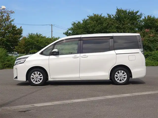 トヨタ ヴォクシー V 山形県 2017(平29)年 6.8万km ホワイトパールクリスタルシャイン 衝突被害軽減システム/フリップダウンモニター/メモリナビ/　　【CD DVD BT フルセグ USB】/バックカメラ/パワースライドドア/クルーズコントロール/LEDオートライト/シートヒーター/純正15インチアルミホイール/アイドリングストップ/ステアリングスイッチ/MTモード付AT/電動格納ウィンカーミラー/フォグランプ/純正フロアマット/スマートキー/ETC