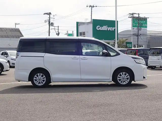 トヨタ ヴォクシー V 山形県 2017(平29)年 6.8万km ホワイトパールクリスタルシャイン 衝突被害軽減システム/フリップダウンモニター/メモリナビ/　　【CD DVD BT フルセグ USB】/バックカメラ/パワースライドドア/クルーズコントロール/LEDオートライト/シートヒーター/純正15インチアルミホイール/アイドリングストップ/ステアリングスイッチ/MTモード付AT/電動格納ウィンカーミラー/フォグランプ/純正フロアマット/スマートキー/ETC