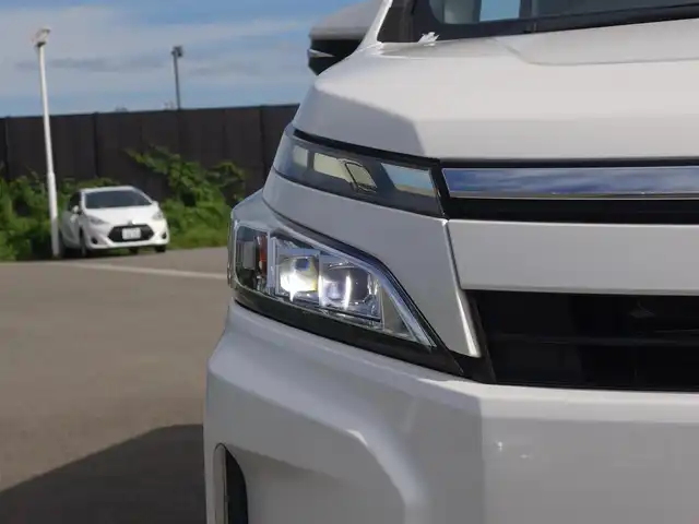 トヨタ ヴォクシー V 山形県 2017(平29)年 6.8万km ホワイトパールクリスタルシャイン 衝突被害軽減システム/フリップダウンモニター/メモリナビ/　　【CD DVD BT フルセグ USB】/バックカメラ/パワースライドドア/クルーズコントロール/LEDオートライト/シートヒーター/純正15インチアルミホイール/アイドリングストップ/ステアリングスイッチ/MTモード付AT/電動格納ウィンカーミラー/フォグランプ/純正フロアマット/スマートキー/ETC