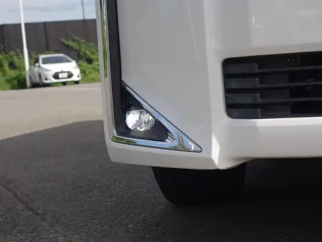 トヨタ ヴォクシー V 山形県 2017(平29)年 6.8万km ホワイトパールクリスタルシャイン 衝突被害軽減システム/フリップダウンモニター/メモリナビ/　　【CD DVD BT フルセグ USB】/バックカメラ/パワースライドドア/クルーズコントロール/LEDオートライト/シートヒーター/純正15インチアルミホイール/アイドリングストップ/ステアリングスイッチ/MTモード付AT/電動格納ウィンカーミラー/フォグランプ/純正フロアマット/スマートキー/ETC