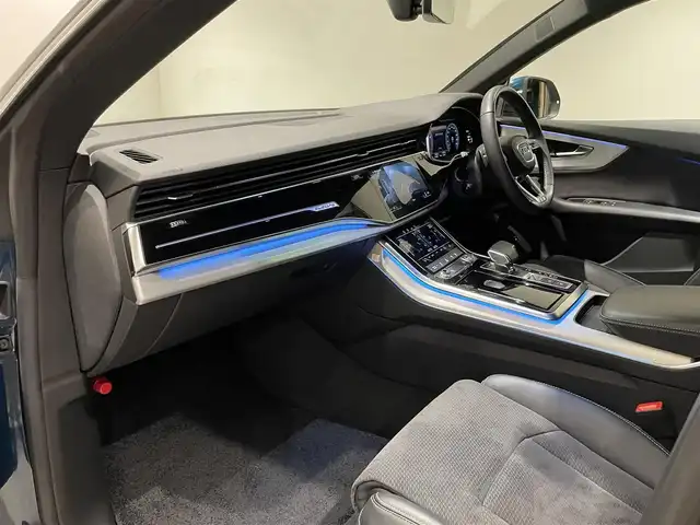 アウディ Ｑ８ 55TFSIクワトロ デビューPKG Sライン 愛知県 2019(令1)年 4.8万km 青Ｍ パノラマＳ／Ｒ　/ＳラインＰＫＧ　/コンフォートアシスタンスＰＫＧ　/ＢＡＮＧ＆ＯＬＵＦＳＥＮサウンド　　/バーチャルコクピット　/ＭＭＩナビゲーション　/フルセグＴＶ/HDマトリクスLEDヘッドライト/LEDリヤダイナミックターンインディケーター/オールホイールステアリング/ルーフレール（アルミニウム）/アダプティブウインドウワイパー/パワークロージングドア/フロントクロストラフィックアシスト/アウディサイドアシスト/エグジットワーニング/リヤクロストラフィックアシスト/アウディプレセンスフロント/リヤ/アダプティブドライブアシスト/エマージェンシーアシスト/プレセンスベーシック（リヤシート）/リヤサイドエアバッグ/アウディプレセンス360/エアサスペンション