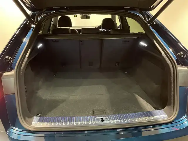 アウディ Ｑ８ 55TFSIクワトロ デビューPKG Sライン 愛知県 2019(令1)年 4.8万km 青Ｍ パノラマＳ／Ｒ　/ＳラインＰＫＧ　/コンフォートアシスタンスＰＫＧ　/ＢＡＮＧ＆ＯＬＵＦＳＥＮサウンド　　/バーチャルコクピット　/ＭＭＩナビゲーション　/フルセグＴＶ/HDマトリクスLEDヘッドライト/LEDリヤダイナミックターンインディケーター/オールホイールステアリング/ルーフレール（アルミニウム）/アダプティブウインドウワイパー/パワークロージングドア/フロントクロストラフィックアシスト/アウディサイドアシスト/エグジットワーニング/リヤクロストラフィックアシスト/アウディプレセンスフロント/リヤ/アダプティブドライブアシスト/エマージェンシーアシスト/プレセンスベーシック（リヤシート）/リヤサイドエアバッグ/アウディプレセンス360/エアサスペンション