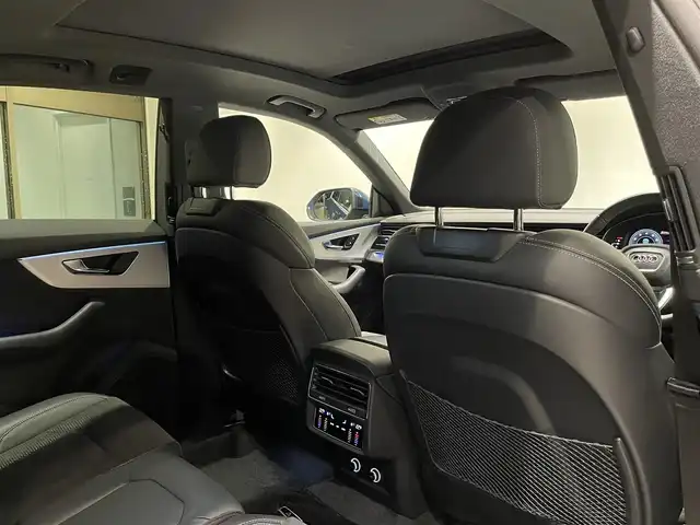 アウディ Ｑ８ 55TFSIクワトロ デビューPKG Sライン 愛知県 2019(令1)年 4.8万km 青Ｍ パノラマＳ／Ｒ　/ＳラインＰＫＧ　/コンフォートアシスタンスＰＫＧ　/ＢＡＮＧ＆ＯＬＵＦＳＥＮサウンド　　/バーチャルコクピット　/ＭＭＩナビゲーション　/フルセグＴＶ/HDマトリクスLEDヘッドライト/LEDリヤダイナミックターンインディケーター/オールホイールステアリング/ルーフレール（アルミニウム）/アダプティブウインドウワイパー/パワークロージングドア/フロントクロストラフィックアシスト/アウディサイドアシスト/エグジットワーニング/リヤクロストラフィックアシスト/アウディプレセンスフロント/リヤ/アダプティブドライブアシスト/エマージェンシーアシスト/プレセンスベーシック（リヤシート）/リヤサイドエアバッグ/アウディプレセンス360/エアサスペンション