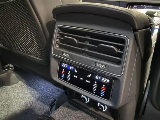 アウディ Ｑ８ 55TFSIクワトロ デビューPKG Sライン 愛知県 2019(令1)年 4.8万km 青Ｍ パノラマＳ／Ｒ　/ＳラインＰＫＧ　/コンフォートアシスタンスＰＫＧ　/ＢＡＮＧ＆ＯＬＵＦＳＥＮサウンド　　/バーチャルコクピット　/ＭＭＩナビゲーション　/フルセグＴＶ/HDマトリクスLEDヘッドライト/LEDリヤダイナミックターンインディケーター/オールホイールステアリング/ルーフレール（アルミニウム）/アダプティブウインドウワイパー/パワークロージングドア/フロントクロストラフィックアシスト/アウディサイドアシスト/エグジットワーニング/リヤクロストラフィックアシスト/アウディプレセンスフロント/リヤ/アダプティブドライブアシスト/エマージェンシーアシスト/プレセンスベーシック（リヤシート）/リヤサイドエアバッグ/アウディプレセンス360/エアサスペンション