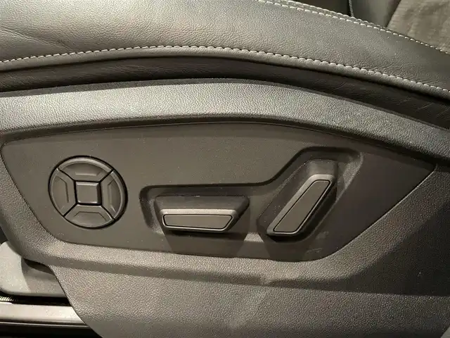 アウディ Ｑ８ 55TFSIクワトロ デビューPKG Sライン 愛知県 2019(令1)年 4.8万km 青Ｍ パノラマＳ／Ｒ　/ＳラインＰＫＧ　/コンフォートアシスタンスＰＫＧ　/ＢＡＮＧ＆ＯＬＵＦＳＥＮサウンド　　/バーチャルコクピット　/ＭＭＩナビゲーション　/フルセグＴＶ/HDマトリクスLEDヘッドライト/LEDリヤダイナミックターンインディケーター/オールホイールステアリング/ルーフレール（アルミニウム）/アダプティブウインドウワイパー/パワークロージングドア/フロントクロストラフィックアシスト/アウディサイドアシスト/エグジットワーニング/リヤクロストラフィックアシスト/アウディプレセンスフロント/リヤ/アダプティブドライブアシスト/エマージェンシーアシスト/プレセンスベーシック（リヤシート）/リヤサイドエアバッグ/アウディプレセンス360/エアサスペンション