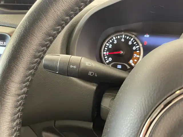 クライスラー・ジープ ジープ レネゲード リミテッド 岡山県 2023(令5)年 4.3万km 白 ブラックレザーシート/シートヒーター/ステアリングヒーター/ACC/自動緊急ブレーキ/レーンセンス警告/ParkSence/リアParkSence/ブラインドスポット警告/オートライト/オートワイパー/アイドリングストップ/アダプティブヘッドライト/純正メモリナビ/リアカメラ/フルセグTV/Bluetooth/USB/AUX/ETC2.0/JEEP純正ドラレコ（F/R）/自動防眩ミラー/ハロゲンヘッドライト/電動格納ミラー