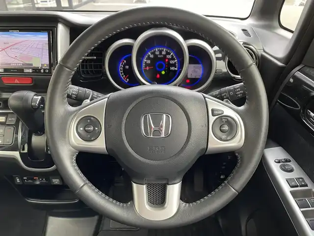 ホンダ Ｎ ＢＯＸ カスタム G ターボSSパッケージ 宮城県 2016(平28)年 5.2万km プレミアムホワイトパールⅡ 登録時走行距離52092km/カロッツェリアナビ/フルセグTV/両側パワースライドドア/バックカメラ/ビルトインETC/ルーズコントロール/衝突被害軽減ブレーキ/ターボ/HIDヘッドランプ/オートライト/オートエアコン/革巻きステアリング/ステアリングスイッチ/パドルシフト/ハーフレザーシート/前席シートヒーター/純正15インチアルミホイール/スマートキー/プッシュエンジンスイッチ/禁煙車