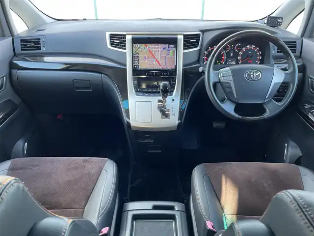 トヨタ アルファード 240S タイプゴールド 山梨県 2013(平25)年 11.5万km ホワイトパールクリスタルシャイン ALPINE製ナビ/ALPINE製フリップダウンモニター/CD/DVD/Bluetooth/SD/フルセグTV/バックカメラ/ETC/両側電動スライドドア/電動リアゲート/ステアリングスイッチ/クルーズコントロール/スペアキー/取扱説明書/保証書/社外マフラー/ローダウン/冬タイヤ純正ホイール付き車載（235/50/18）