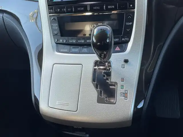 トヨタ アルファード 240S タイプゴールド 山梨県 2013(平25)年 11.5万km ホワイトパールクリスタルシャイン ALPINE製ナビ/ALPINE製フリップダウンモニター/CD/DVD/Bluetooth/SD/フルセグTV/バックカメラ/ETC/両側電動スライドドア/電動リアゲート/ステアリングスイッチ/クルーズコントロール/スペアキー/取扱説明書/保証書/社外マフラー/ローダウン/冬タイヤ純正ホイール付き車載（235/50/18）