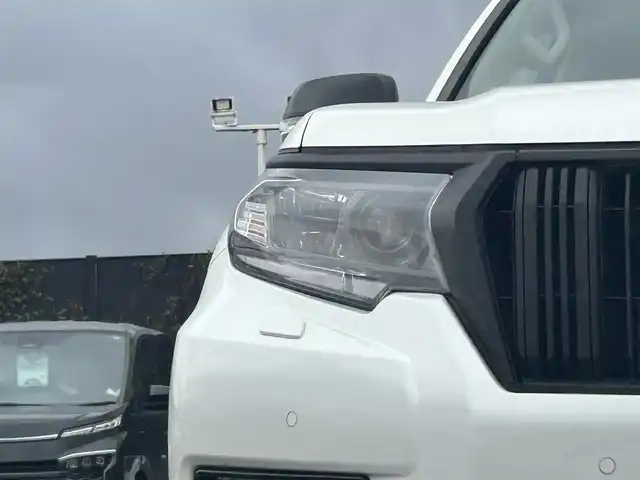 トヨタ ランドクルーザー プラド TX Lパッケージ マットブラED 山形県 2023(令5)年 2.5万km ホワイトパールクリスタルシャイン 4WD/衝突被害軽減システム/サンルーフ/モデリスタエアロ/純正メモリナビ/　　【CD DVD BT フルセグ USB】/全周囲カメラ/レーダークルーズコントロール/LEDオートライト/レザーシート/パワーシート/シートエアコン/シートヒーター/純正18インチアルミホイール/ドライブレコーダー/ステアリングスイッチ/MTモード付AT/電動格納ウィンカーミラー/フォグランプ/スマートキー/ETC2.0