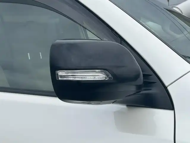 トヨタ ランドクルーザー プラド TX Lパッケージ マットブラED 山形県 2023(令5)年 2.5万km ホワイトパールクリスタルシャイン 4WD/衝突被害軽減システム/サンルーフ/モデリスタエアロ/純正メモリナビ/　　【CD DVD BT フルセグ USB】/全周囲カメラ/レーダークルーズコントロール/LEDオートライト/レザーシート/パワーシート/シートエアコン/シートヒーター/純正18インチアルミホイール/ドライブレコーダー/ステアリングスイッチ/MTモード付AT/電動格納ウィンカーミラー/フォグランプ/スマートキー/ETC2.0