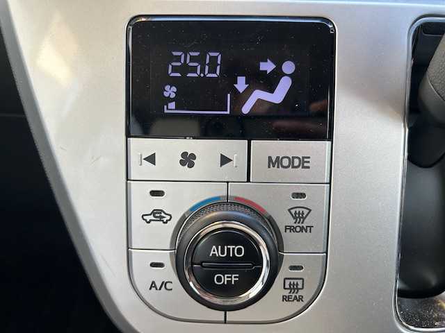 ダイハツ キャスト スタイル GターボプライムコレSAⅡ 宮城県 2016(平28)年 4.4万km パールホワイトⅢ 登録時走行距離43358km/プッシュスタート/バックカメラ/シートヒーター/PWRモードスイッチ/ステアリングリモコン/オートライト/アイドリングストップ/フルエアロ/横滑り防止機能/衝突軽減装置/シートカバー/純正ドアバイザー/純正フロアマット/純正ナビ フルセグ/AM/FM・CD/DVD・TV・BT・HDMI・iPod/コーナーセンサー後/レーダーセンサー前/LEDヘッドライト/24年製ラジアルタイヤ