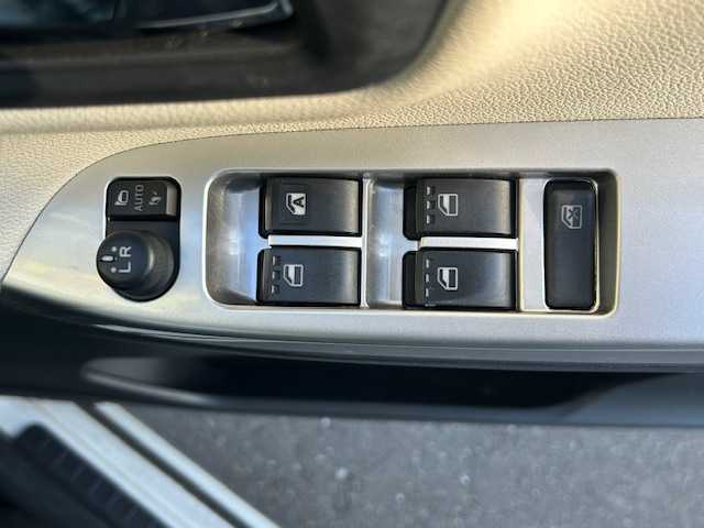 ダイハツ キャスト スタイル GターボプライムコレSAⅡ 宮城県 2016(平28)年 4.4万km パールホワイトⅢ 登録時走行距離43358km/プッシュスタート/バックカメラ/シートヒーター/PWRモードスイッチ/ステアリングリモコン/オートライト/アイドリングストップ/フルエアロ/横滑り防止機能/衝突軽減装置/シートカバー/純正ドアバイザー/純正フロアマット/純正ナビ フルセグ/AM/FM・CD/DVD・TV・BT・HDMI・iPod/コーナーセンサー後/レーダーセンサー前/LEDヘッドライト/24年製ラジアルタイヤ