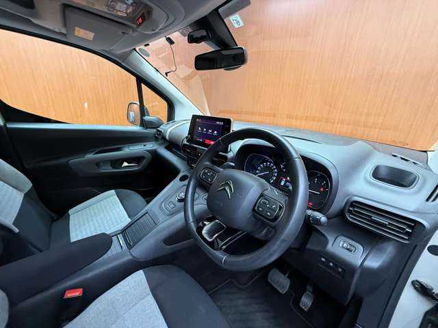 シトロエン ベルランゴ シャイン 千葉県 2021(令3)年 5.6万km サーブル パノラマルーフ　/ＡＣＣ　/ディスプレイオーディオ　/バックカメラ　/ＣａｒＰｌａｙ　/Ｂｌｕｅｔｏｏｔｈ接続　/パドルシフト　/純正１６インチＡＷ　/ＥＴＣ　/プッシュスタート　/衝突軽減Ｂ　/ＬＫＡ　/ＢＳＭ