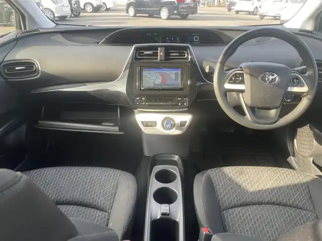 トヨタ プリウス E 長崎県 2017(平29)年 12.1万km スーパーホワイトⅡ (株)IDOMが運営する【じしゃロン長崎店】の自社ローン対象車両になります。こちらは現金ご利用時の価格です。自社ローンご希望の方は別途その旨お申付け下さい。/・社外ナビ/・Bluetooth/・社外フロアマット/・ドライブレコーダー/・ETC/・ドアバイザー