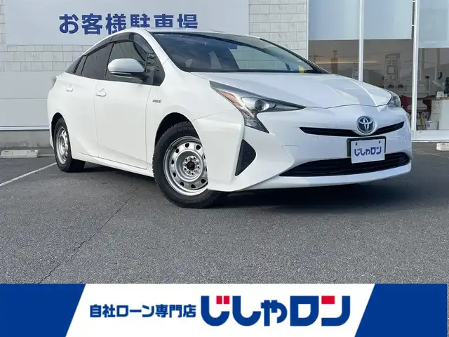 トヨタ プリウス E 長崎県 2017(平29)年 12.1万km スーパーホワイトⅡ (株)IDOMが運営する【じしゃロン長崎店】の自社ローン対象車両になります。こちらは現金ご利用時の価格です。自社ローンご希望の方は別途その旨お申付け下さい。/・社外ナビ/・Bluetooth/・社外フロアマット/・ドライブレコーダー/・ETC/・ドアバイザー