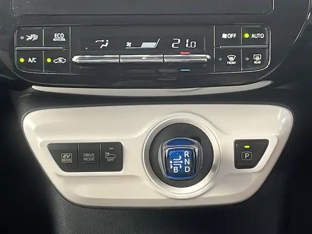 トヨタ プリウス E 長崎県 2017(平29)年 12.1万km スーパーホワイトⅡ (株)IDOMが運営する【じしゃロン長崎店】の自社ローン対象車両になります。こちらは現金ご利用時の価格です。自社ローンご希望の方は別途その旨お申付け下さい。/・社外ナビ/・Bluetooth/・社外フロアマット/・ドライブレコーダー/・ETC/・ドアバイザー