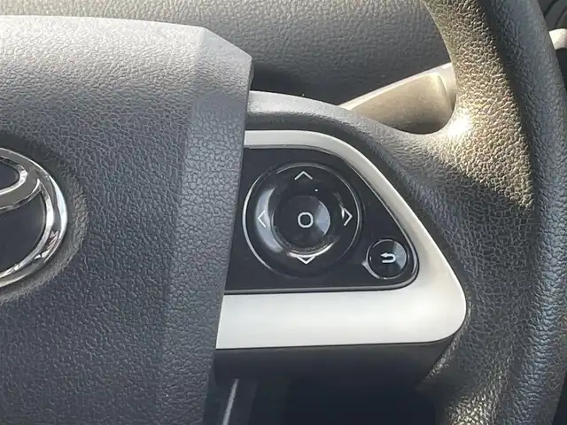 トヨタ プリウス E 長崎県 2017(平29)年 12.1万km スーパーホワイトⅡ (株)IDOMが運営する【じしゃロン長崎店】の自社ローン対象車両になります。こちらは現金ご利用時の価格です。自社ローンご希望の方は別途その旨お申付け下さい。/・社外ナビ/・Bluetooth/・社外フロアマット/・ドライブレコーダー/・ETC/・ドアバイザー