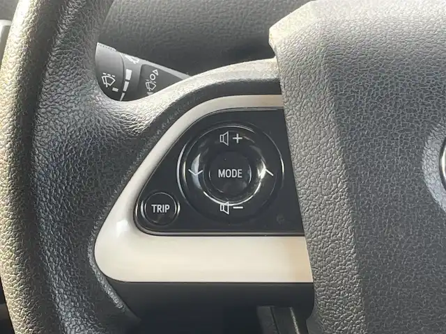 トヨタ プリウス E 長崎県 2017(平29)年 12.1万km スーパーホワイトⅡ (株)IDOMが運営する【じしゃロン長崎店】の自社ローン対象車両になります。こちらは現金ご利用時の価格です。自社ローンご希望の方は別途その旨お申付け下さい。/・社外ナビ/・Bluetooth/・社外フロアマット/・ドライブレコーダー/・ETC/・ドアバイザー