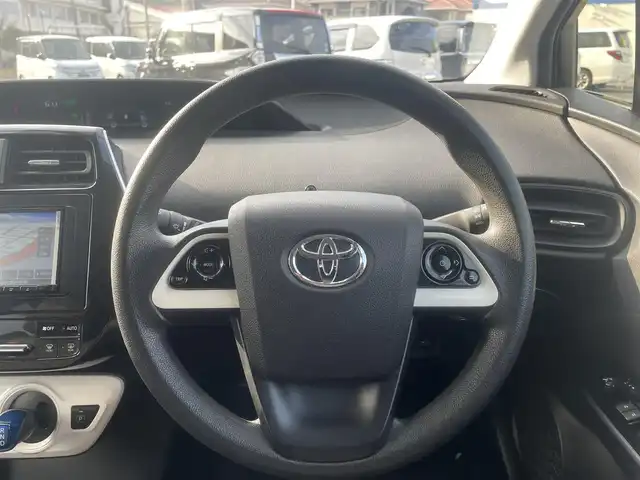 トヨタ プリウス E 長崎県 2017(平29)年 12.1万km スーパーホワイトⅡ (株)IDOMが運営する【じしゃロン長崎店】の自社ローン対象車両になります。こちらは現金ご利用時の価格です。自社ローンご希望の方は別途その旨お申付け下さい。/・社外ナビ/・Bluetooth/・社外フロアマット/・ドライブレコーダー/・ETC/・ドアバイザー