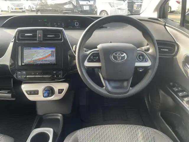 トヨタ プリウス E 長崎県 2017(平29)年 12.1万km スーパーホワイトⅡ (株)IDOMが運営する【じしゃロン長崎店】の自社ローン対象車両になります。こちらは現金ご利用時の価格です。自社ローンご希望の方は別途その旨お申付け下さい。/・社外ナビ/・Bluetooth/・社外フロアマット/・ドライブレコーダー/・ETC/・ドアバイザー