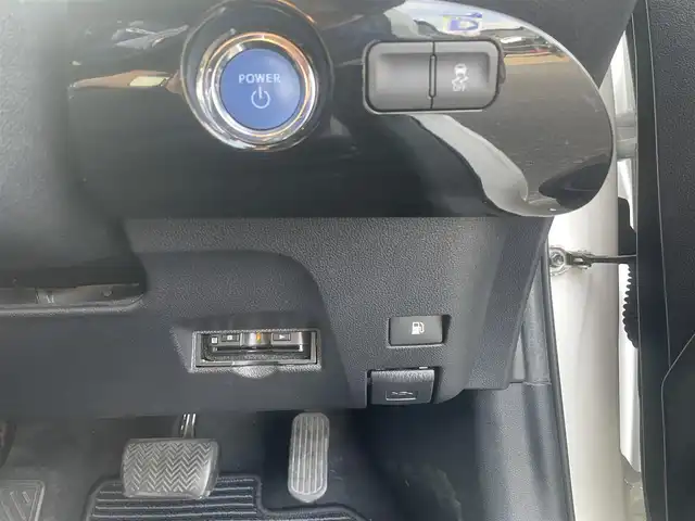 トヨタ プリウス E 長崎県 2017(平29)年 12.1万km スーパーホワイトⅡ (株)IDOMが運営する【じしゃロン長崎店】の自社ローン対象車両になります。こちらは現金ご利用時の価格です。自社ローンご希望の方は別途その旨お申付け下さい。/・社外ナビ/・Bluetooth/・社外フロアマット/・ドライブレコーダー/・ETC/・ドアバイザー