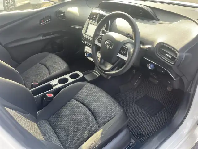 トヨタ プリウス E 長崎県 2017(平29)年 12.1万km スーパーホワイトⅡ (株)IDOMが運営する【じしゃロン長崎店】の自社ローン対象車両になります。こちらは現金ご利用時の価格です。自社ローンご希望の方は別途その旨お申付け下さい。/・社外ナビ/・Bluetooth/・社外フロアマット/・ドライブレコーダー/・ETC/・ドアバイザー