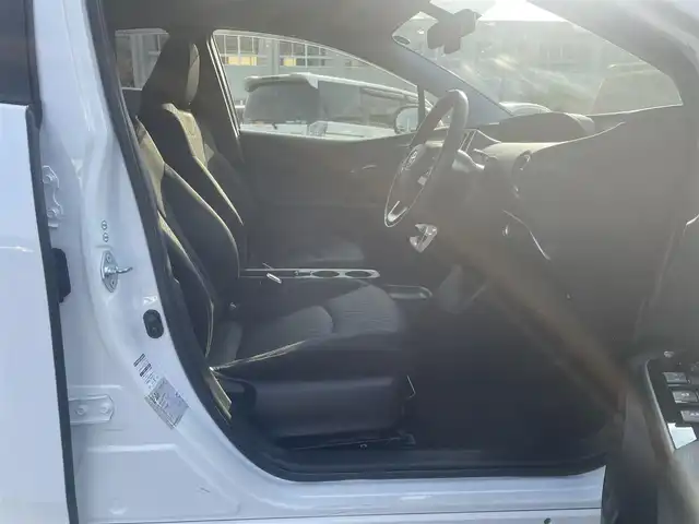 トヨタ プリウス E 長崎県 2017(平29)年 12.1万km スーパーホワイトⅡ (株)IDOMが運営する【じしゃロン長崎店】の自社ローン対象車両になります。こちらは現金ご利用時の価格です。自社ローンご希望の方は別途その旨お申付け下さい。/・社外ナビ/・Bluetooth/・社外フロアマット/・ドライブレコーダー/・ETC/・ドアバイザー