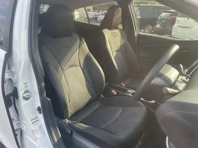 トヨタ プリウス E 長崎県 2017(平29)年 12.1万km スーパーホワイトⅡ (株)IDOMが運営する【じしゃロン長崎店】の自社ローン対象車両になります。こちらは現金ご利用時の価格です。自社ローンご希望の方は別途その旨お申付け下さい。/・社外ナビ/・Bluetooth/・社外フロアマット/・ドライブレコーダー/・ETC/・ドアバイザー