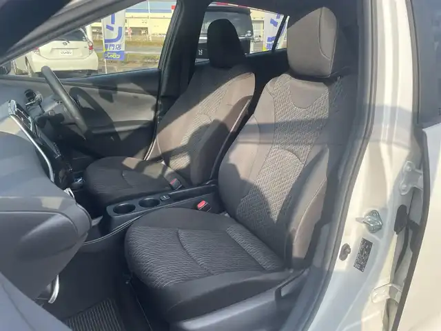 トヨタ プリウス E 長崎県 2017(平29)年 12.1万km スーパーホワイトⅡ (株)IDOMが運営する【じしゃロン長崎店】の自社ローン対象車両になります。こちらは現金ご利用時の価格です。自社ローンご希望の方は別途その旨お申付け下さい。/・社外ナビ/・Bluetooth/・社外フロアマット/・ドライブレコーダー/・ETC/・ドアバイザー