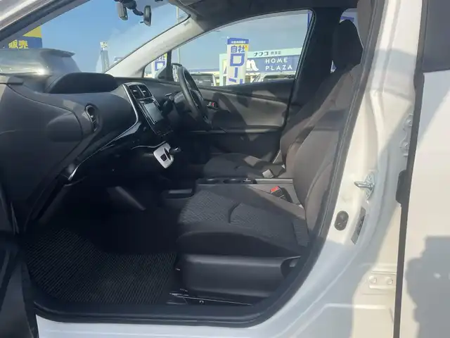 トヨタ プリウス E 長崎県 2017(平29)年 12.1万km スーパーホワイトⅡ (株)IDOMが運営する【じしゃロン長崎店】の自社ローン対象車両になります。こちらは現金ご利用時の価格です。自社ローンご希望の方は別途その旨お申付け下さい。/・社外ナビ/・Bluetooth/・社外フロアマット/・ドライブレコーダー/・ETC/・ドアバイザー