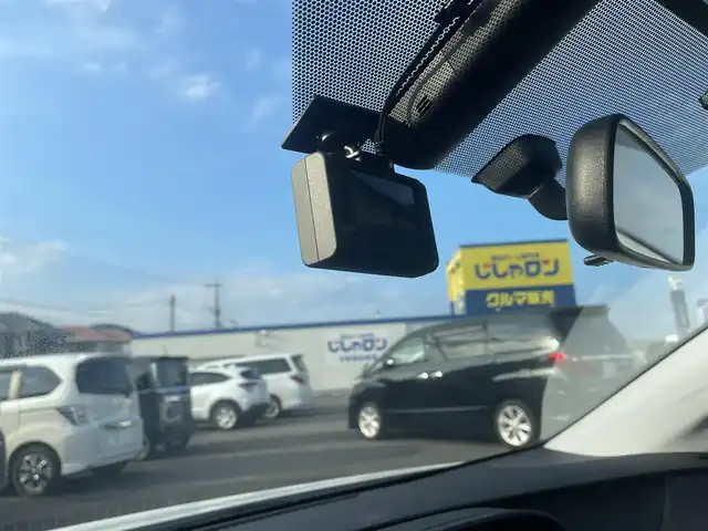 トヨタ プリウス E 長崎県 2017(平29)年 12.1万km スーパーホワイトⅡ (株)IDOMが運営する【じしゃロン長崎店】の自社ローン対象車両になります。こちらは現金ご利用時の価格です。自社ローンご希望の方は別途その旨お申付け下さい。/・社外ナビ/・Bluetooth/・社外フロアマット/・ドライブレコーダー/・ETC/・ドアバイザー