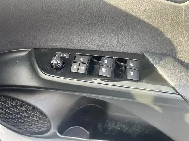 トヨタ プリウス E 長崎県 2017(平29)年 12.1万km スーパーホワイトⅡ (株)IDOMが運営する【じしゃロン長崎店】の自社ローン対象車両になります。こちらは現金ご利用時の価格です。自社ローンご希望の方は別途その旨お申付け下さい。/・社外ナビ/・Bluetooth/・社外フロアマット/・ドライブレコーダー/・ETC/・ドアバイザー